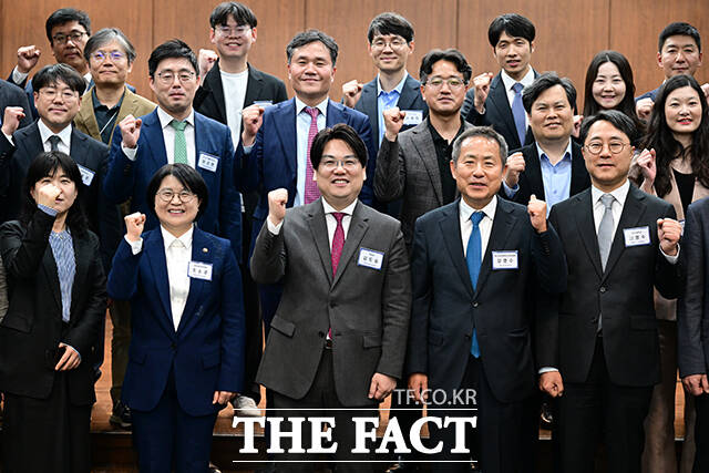 김도승 개인정보보호법학회 회장(앞줄 가운데)과 조소영 국민권익위원회 부위원장(앞줄 왼쪽 두 번째) 등 참석자들이 기념촬영을 하고 있다.