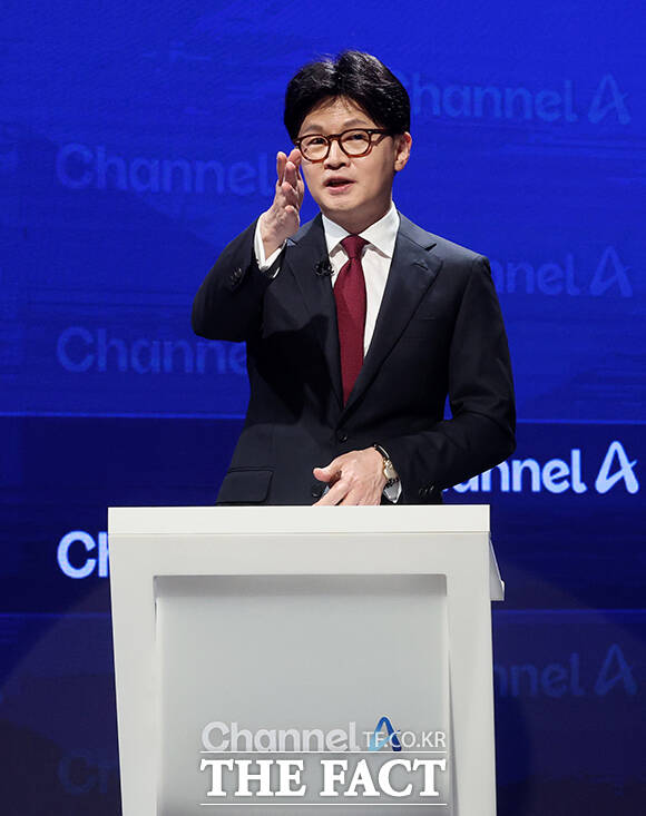 한동훈 국민의힘 대선 경선 후보가 24일 오후 서울 종로구 동아미디어센터 채널A 오픈스튜디오에서 토론 전 리허설을 하고 있다. /국회사진취재단