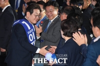  악수하는 이재명 후보 [포토]