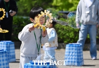  상상인 '2025 피크닉데이' 비눗방울에 불어 넣는 '상상' [포토]