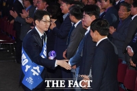  악수하는 김경수 대선 경선 후보 [포토]