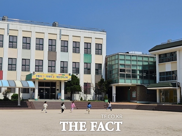 2025학년도 교대 입시 합격선이 최대 내신 7등급, 수능 4등급 선까지 낮아진 것으로 나타났다. 서울의 한 초등학교. /이다빈 기자