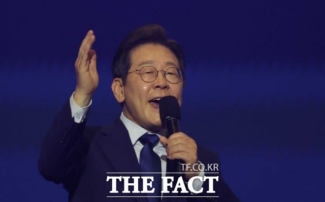 더불어민주당 대통령 선거 후보로 최종 선출된 이재명 후보는 반드시 승리하고 정권을 탈환하겠다며 완전히 새로운 나라, 희망과 열정 넘치는 진짜 대한민국을 만들어 보답하겠다고 다짐했다. /뉴시스