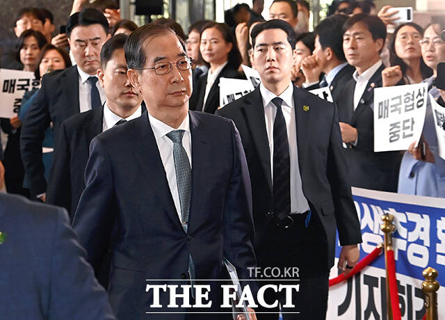 더불어민주당이 한덕수 대통령 권한대행 겸 국무총리 출마설을 꺼내든 국민의힘을 겨냥해 윤석열 시즌2를 꿈꾸냐고 일갈했다. 지난 24일 국회에 방문한 한 권한대행. /박헌우 기자