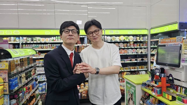 한동훈 국민의힘 대선 경선 후보가 26일 SNL 코리아 시즌7에 출연해 자신을 흉내 내는 개그맨 정성호와 만났다. /한동훈 국민의힘 대선 경선 후보 페이스북