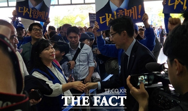 김경수 후보가 합동연설회 입장 대기 줄에 선 지지자들을 향해 인사하고 있다. /서다빈 기자