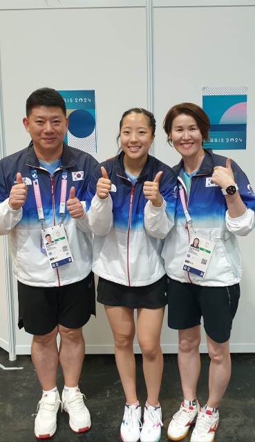 왼쪽부터 오광한 감독, 신유빈, 석은미 코치. 파리 올림픽에서 탁구 여자대표팀은 신유빈을 중심으로 예상을 깨고 여자단체전과 혼합복식에서 각각 동메달을 따내 도쿄 올림픽 노메달의 한을 풀었다. l 오광헌 감독 제공