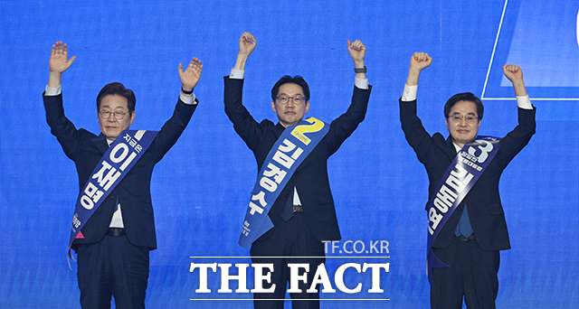 더불어민주당 21대 대통령 선거 후보 경선에서 이재명 후보가 누적 집계 89.77%로 김경수(3.36%)·김동연(6.87%) 후보를 여유롭게 따돌렸다. /박헌우 기자