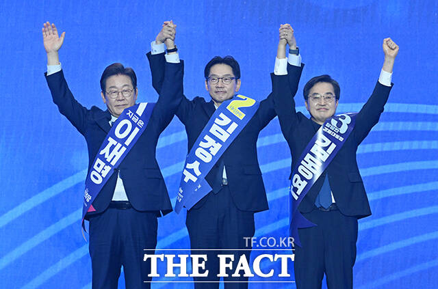 이재명, 김경수, 김동연 더불어민주당 대선 경선 후보(왼쪽부터)가 27일 오후 경기 고양시 킨텍스에서 열린 더불어민주당 제21대 대통령선거 후보자 선출을 위한 수도권·강원·제주 합동연설회에 참석해 기념촬영을 하고 있다. /고양=박헌우 기자
