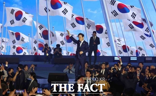 더불어민주당 제21대 대통령 선거 후보자로 이재명 후보가 27일 누적 집계 89.77%로 최종 선출됐다. 민주당계 경선 사상 최고 득표율이다. 이 후보가 대선후보로 선출된 후 수락연설을 하기 전 인사를 하고 있다. /뉴시스