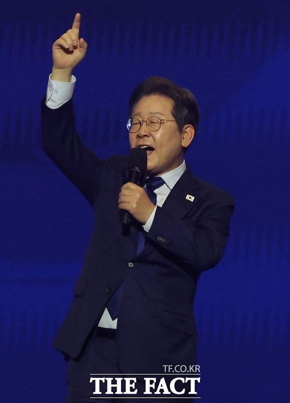 27일 경기도 고양시 킨텍스에서 열린 더불어민주당 제21대 대통령 선거 후보자 선출을 위한 수도권·강원·제주 합동연설회에서 이재명 후보가 대선후보로 선출된 후 수락연설을 하고 있다. /뉴시스