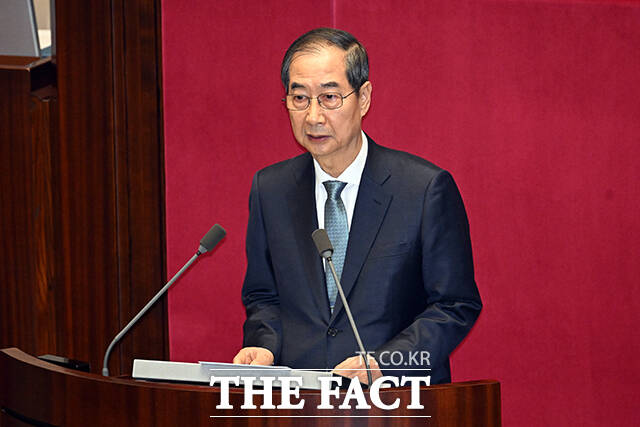 한덕수 대통령 권한대행 겸 국무총리는 SK텔레콤 유심 해킹사고가 발생해 국민들의 피해 우려가 커진 상황과 관련해 27일 과학기술정보방송통신부를 중심으로 방송통신위원회, 개인정보보호위원회 등 관계 부처는 조속히 국민 불편 해소에 전력을 다하길 바란다고 지시했다. /박헌우 기자