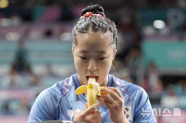 '먹방 천사!' 신유빈은 지난해 파리 올림픽 때 경기 중 간식으로 바나나를 먹었는데 이게 큰 화제가 됐다. 이후 바나나우유의 광고모델로 발탁됐고, 모델료 중 1억원을 기부했다./뉴시스