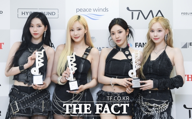한한령 또는 금한령의 해빙 움직임이 점차 가시화되고 있는 가운데 중국 대륙에서부터 훈풍이 불고 있다. 사진은 그룹 에스파(aespa)가 지난해 일본 오사카 교세라 돔 오사카에서 열린 2024 더팩트 뮤직 어워즈(2024 THE FACT MUSIC AWARDS, TMA)에서 수상 후 인터뷰하고 있다. /장윤석 기자