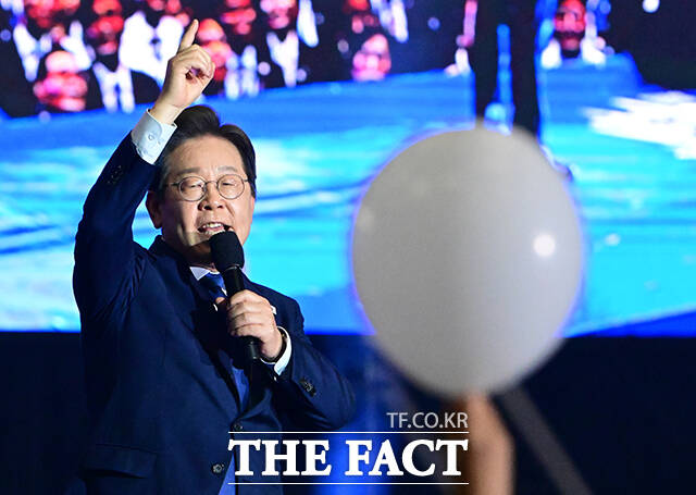 더불어민주당 제21대 대통령 선거 후보자로 이재명 후보가 압도적 득표율 속에 27일 최종 선출됐다. 이 후보는 반드시 승리하고 정권을 탈환하겠다며 더 낮은 자세로 국민통합 책임을 다하겠다고 밝혔다. /박헌우 기자