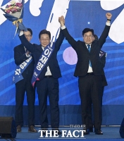  '압도적 득표' 꽃다발 든 이재명 후보 [포토]