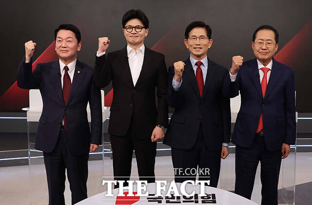 국민의힘 대선 경선 후보들이 한덕수 대통령 권한대행 국무총리의 대선 출마가 가시화되면서 단일화 문을 닫는 모양새다. 지난 26일 국민의힘 대통령 선거 제2차 경선 후보자 토론회에 앞서 기념촬영 중인 (왼쪽부터)안철수·한동훈·김문수·홍준표 후보. /국회사진취재단