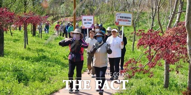 태안군 2025 한마음 치매극복 걷기 행사에 참여한 군민들이 샘골 도시공원을 걷고 있다./ 태안군