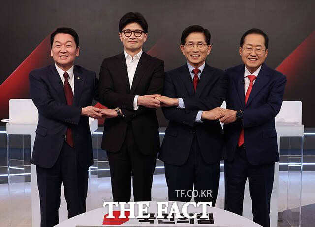 국민의힘 대선 후보 선출을 위한 2차 경선 당원 선거인단의 최종 투표율이 50.93%로 집계됐다. 사진은 안철수·한동훈·김문수·홍준표(왼쪽부터) 후보가 26일 서울 중구 매경미디어센터에서 열린 국민의힘 대통령 선거 제2차 경선 후보자 토론회에 앞서 기념촬영을 하는 모습. /국회사진취재단