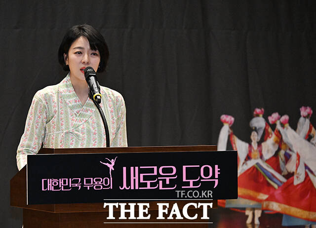 배현진 국민의힘 의원이 28일 오후 서울 여의도 국회 의원회관 대회의실에서 열린 대한민국 무용의 새로운 도약-무용진흥법 제정 공청회에 참석해 개회사를 하고 있다. /국회=배정한 기자