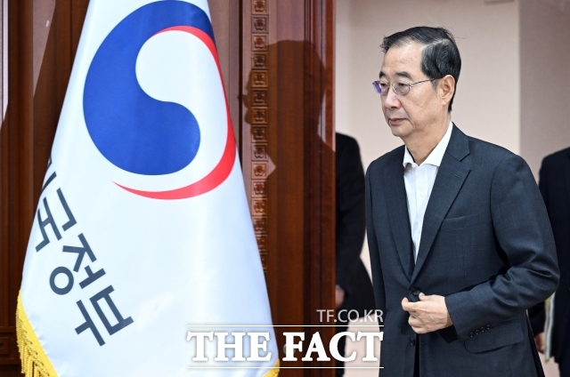 한덕수 대통령 권한대행 국무총리가 5월 초 사퇴 후 이르면 이번 주 출마를 선언할 것으로 보인다. 한 권한대행이 대선 출마를 결정한다면 정부는 권한대행 부총리 체제로 회귀하는 초현실적 형국으로 다시 역행할 전망이다. /임영무 기자