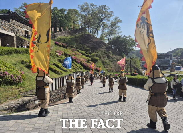 공주시 공산성에서 열리는 수문병교대식. /공주시
