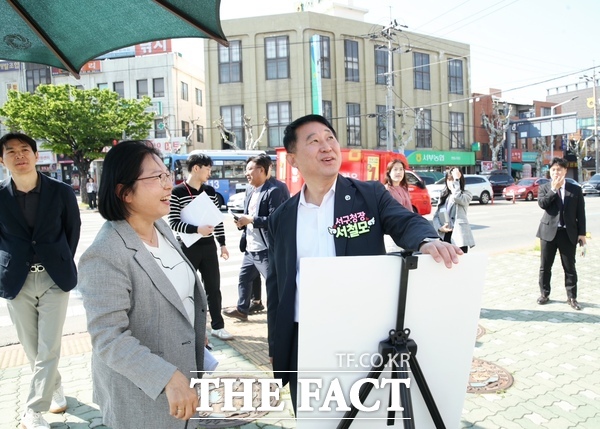 서철모 대전 서구청장이 28일 대전 서구 변동 현안 사업 대상지를 방문했다./대전 서구