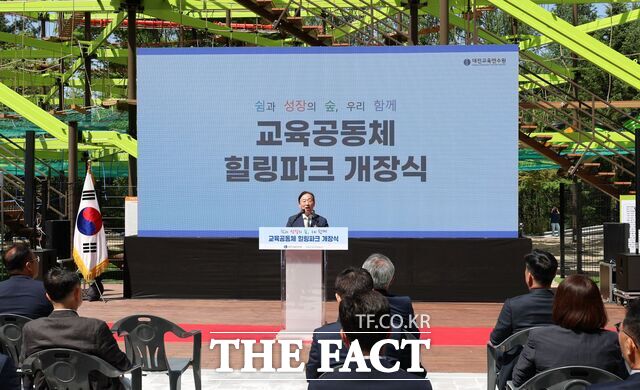 28일 대전교육연수원의 자연친화적 힐링 공간인 교육공동체 힐링파크 개장식에서 설동호 대전시교육감이 인사말을 하고 있다. /대전시교육청