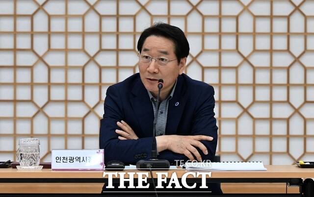 유정복 인천시장이 28일 시청 대회의실에서 열린 2025년 4월 확대간부회의에서 참석자들과 토론을 하고 있다./인천시