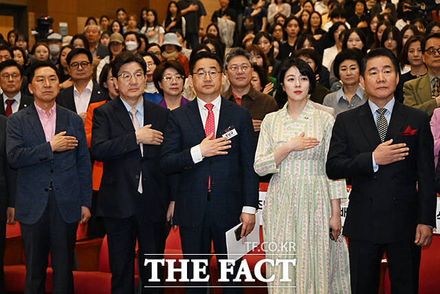 국기에 대한 경례하는 김기현 국민의힘 의원과 권성동 원내대표, 조남규 대한무용협회 이사장, 배현진 의원, 박상원 서울문화재단 이사장(왼쪽부터).