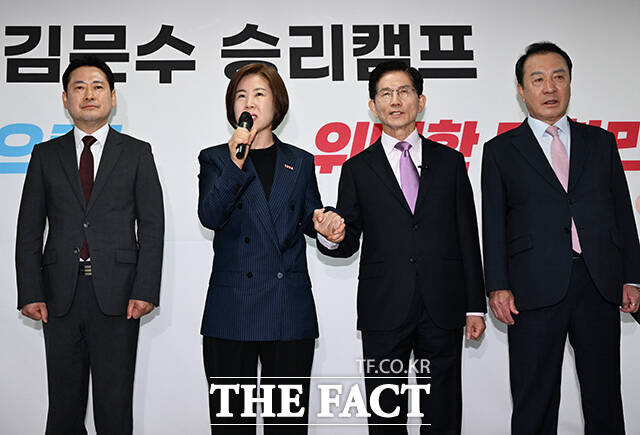 김문수 후보(왼쪽 세번째) 손 잡은 김미애 국민의힘 의원(왼쪽 두번째).