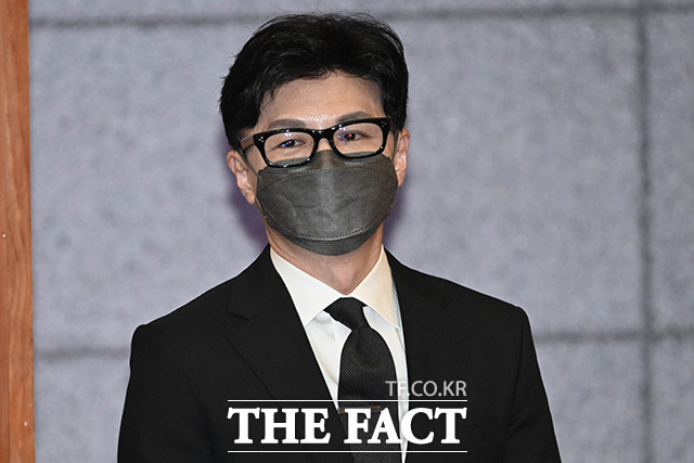 한동훈 법무부 장관이 2022년 9월 27일 오후 서울 종로구 헌법재판소 대심판정에서 열린 검수완박 법안의 위헌 여부를 판단하기 위한 공개변론에 청구인으로 출석해 자리하고 있다. /이동률 기자