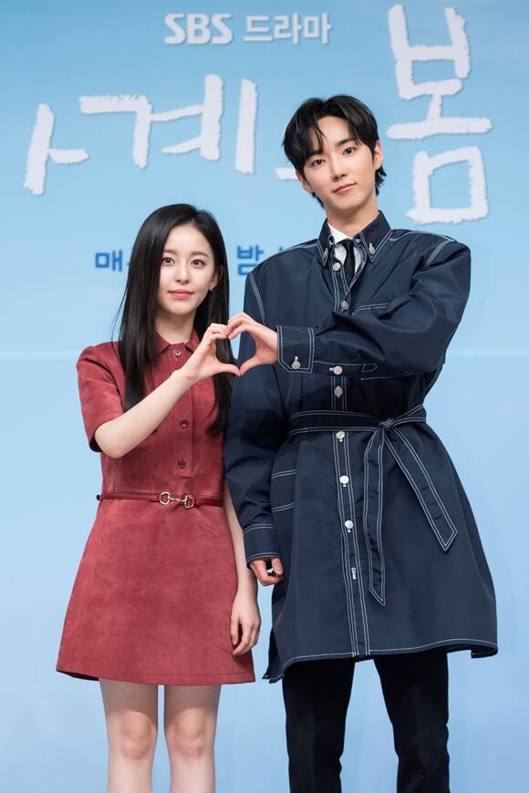 배우 박지후(왼쪽)와 하유준이 사계의 봄에서 로맨스 라인을 그린다. /SBS