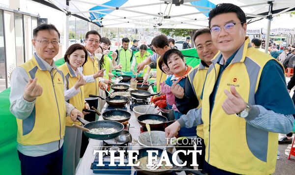 대전시의회는 27일 대전곰두리자원봉사연합과 함께 대전역 동광장에서 노숙인 등 취약계층을 위한 식사배식 봉사활동을 펼쳤다.​/대전시의회