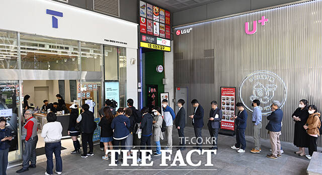 SK텔레콤이 전 고객을 대상으로 유심 무상 교체를 실시한 28일 오전 서울 광화문 T월드 대리점 앞은 유심 교체를 하려는 고객들이 줄을 길게 서 있다. /임영무 기자