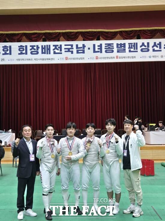 대전도시공사 펜싱팀이 지난 19일부터 27일까지 충북 제천군에서 열린 제54회 회장배 전국남녀종별펜싱선수권대회에서 일반부 남자 플러레 단체전 우승을 차지했다./대전도시공사