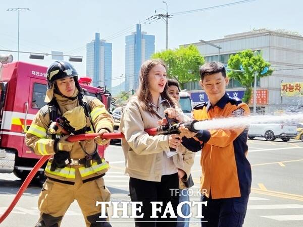 대전시사회서비스원 소속 대전시 외국인주민 통합지원센터가 28일 대전동부소방서와 함께 외국인주민의 안전한 대전 생활을 위한 소방 안전 체험교육을 진행했다. 한 외국인 주민이 소방대원과 함께 살수 체험을 하고 있다. /대전시사회서비스원