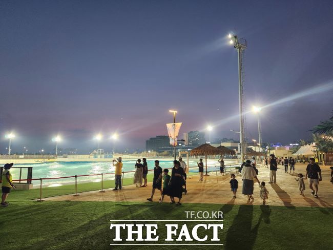 야간에 웨이브파크에서 산책을 즐기는 시민들 모습 /시흥시