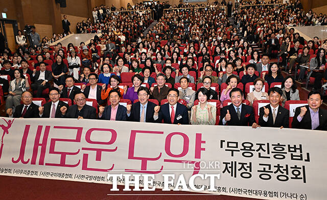 기념사진 촬영하는 참석자들. 앞줄 왼쪽 두번째부터 박정훈 국민의힘 의원, 고동진 의원, 김기현 의원, 권성동 원내대표, 조남규 대한무용협회 이사장, 배현진 의원, 박상원 서울문화재단 이사장, 용호성 문화체육관광부 1차관.