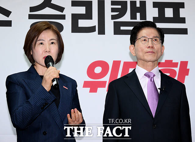 김문수 후보 지지선언 하는 김미애 국민의힘 의원(왼쪽).