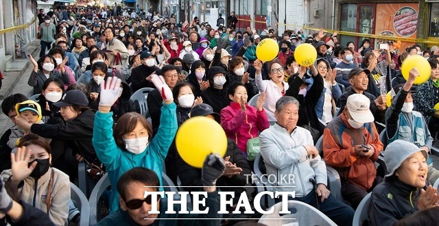 구미시 새마을중앙시장 일대에서 열린 달달한 낭만야시장에 주말 이틀 동안 3만여 명의 방문객이 찾아와 성황을 이뤘다. /구미시