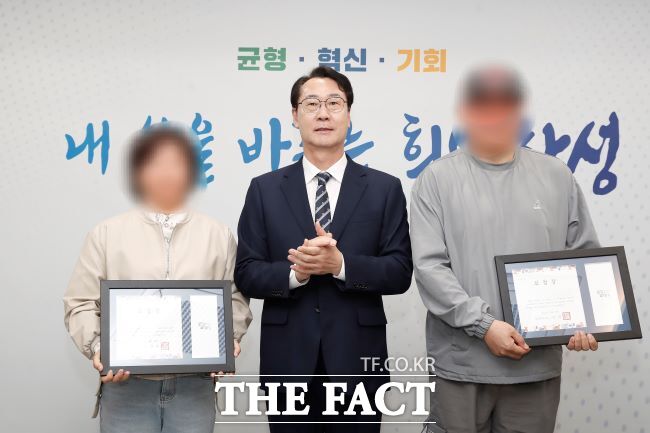 정명근 화성시장이 28일 시청 중앙회의실에서 보이스피싱범 검거 유공 시민에 표창장을 수여하고 기념 촬영하고 있다. /화성시