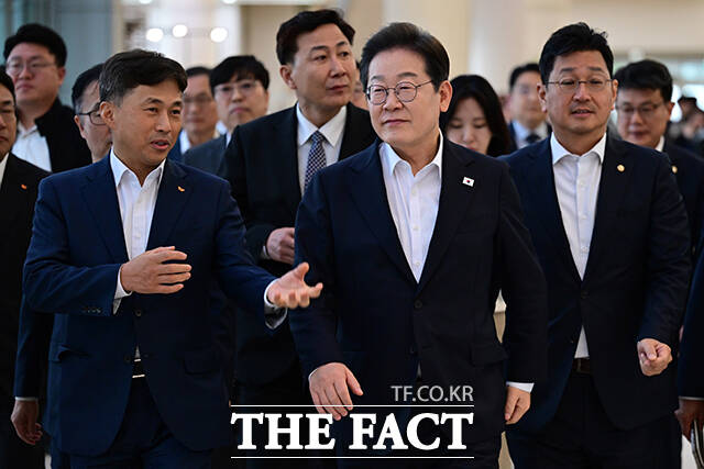 이재명 더불어민주당 대선 후보(가운데)와 곽노정 SK하이닉스 대표이사 사장(왼쪽)이 28일 오후 경기도 이천시 SK하이닉스 이천캠퍼스에서 K-반도체 AI메모리반도체 기업 간담회를 위해 만나 대화하며 걷고 있다. /이천=남윤호 기자
