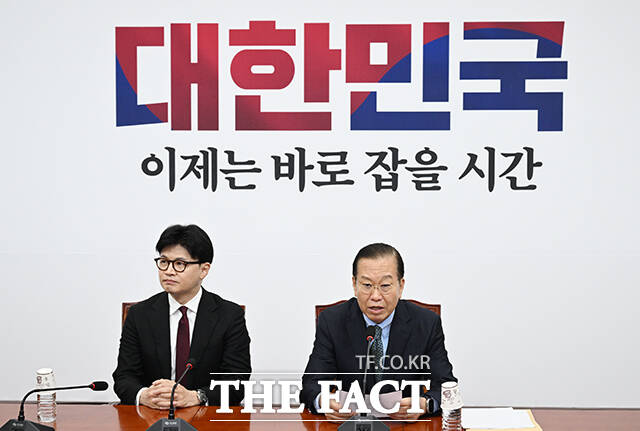 권영세 국민의힘 비상대책위원장(오른쪽)이 10일 오후 서울 여의도 국회에서 한동훈 전 국민의힘 대표와의 면담에서 인사말을 하고 있다. /박헌우 기자