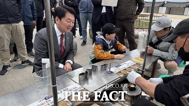 안철수 국민의힘 대선 경선 후보가 검사·반탄은 전과4범도 이길 수 없다며 김문수·한동훈·홍준표 후보를 싸잡아 비판했다. 안 후보가 27일 부산 광안리를 찾아 시민들과 이야기를 나누고 있다. /안철수 캠프