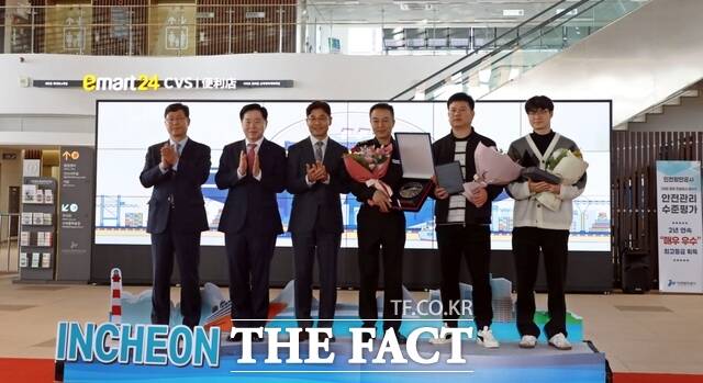 28일 인천항 국제여객터미널에서 인천-단동 항로 여객운송재개 행사를 진행한 후 기념촬영을 하고 있다./인천항만공사