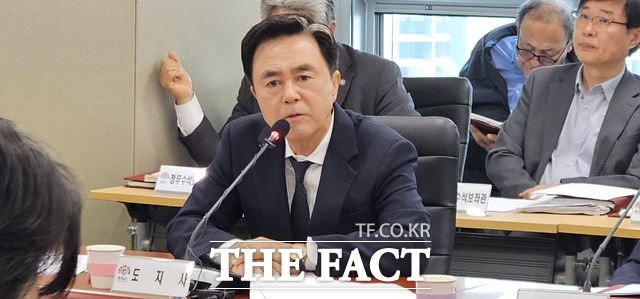 김태흠 충남도지사가 28일 중회의실에서 열린 실국원장회의에서 이재명 더불어민주당 대통령 후보의 공약인 AI컴퓨팅센터 광주 설립과 관련해 현재 공모 중인 사업으로 부적절하다고 비판했다. /충남도