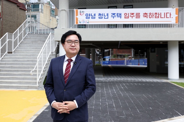 박일하 구청장이 지난해 4월 구의 대표적 청년 주거 지원책 양녕청년주택 입주식에 참석했다. /동작구