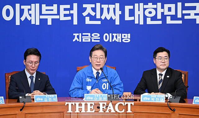 이재명 더불어민주당 대선 후보(가운데)가 28일 오전 서울 여의도 국회에서 열린 더불어민주당 최고위원회의에 참석해 모두발언을 하고 있다. /국회=박헌우 기자