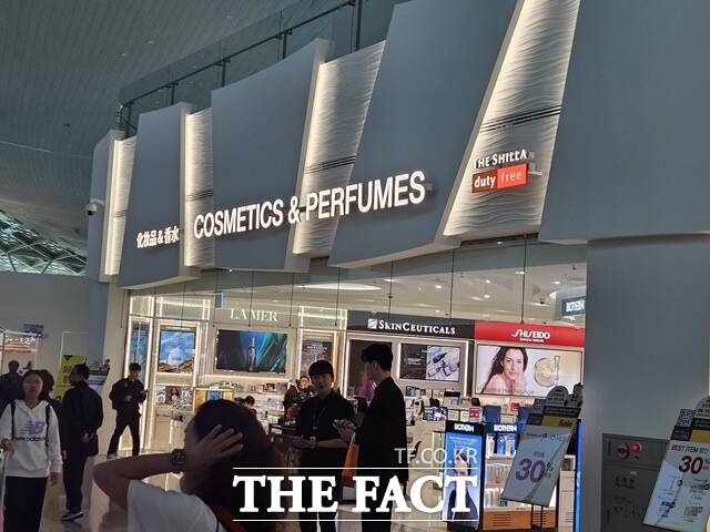 신라면세점이 비공개 희망퇴직 신청을 받고 있는 것으로 알려졌다. 사진은 인천공한 신라면세점 매장 전경 /우지수 기자